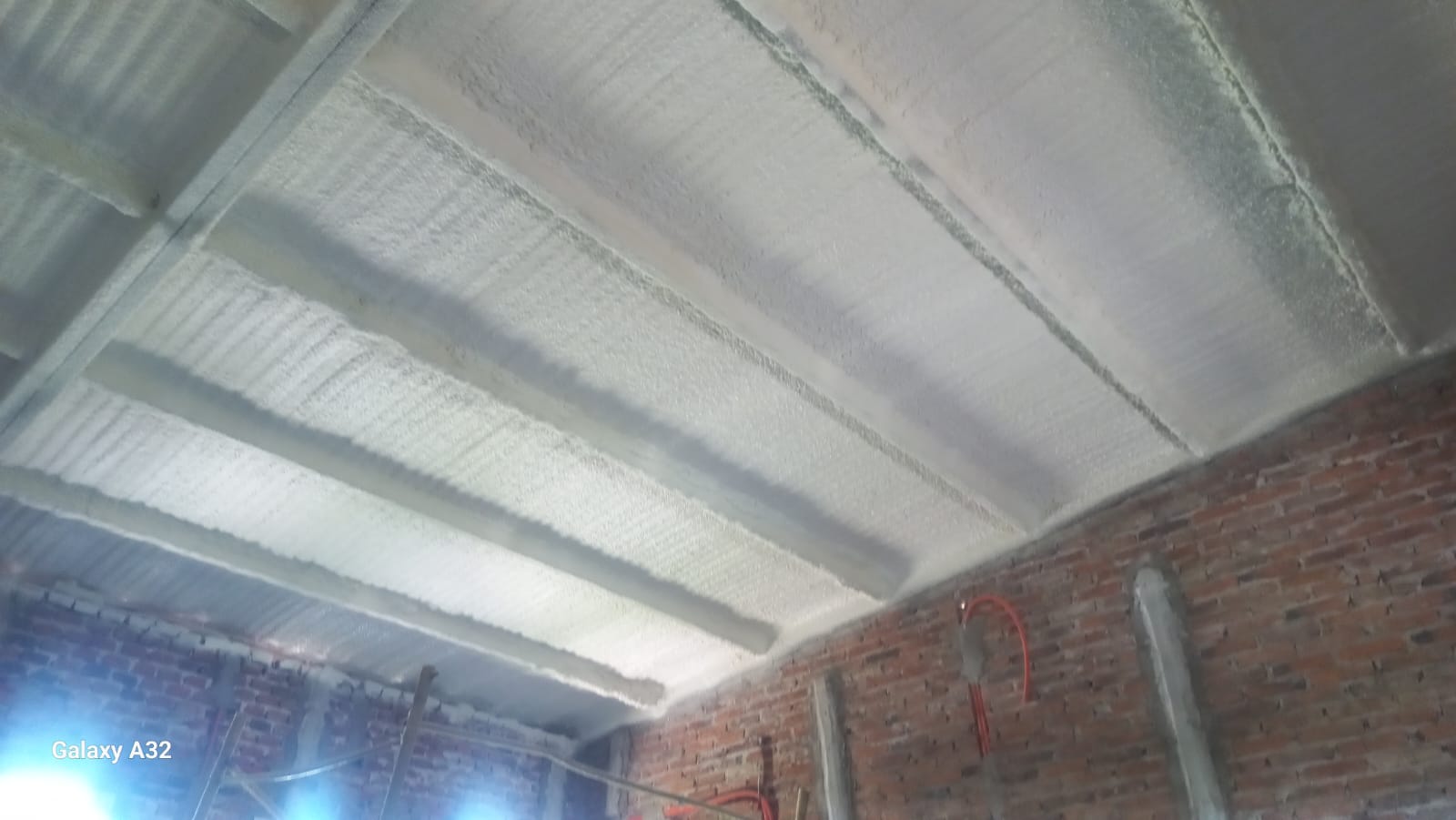 Techo con aislamiento de poliuretano en una obra de San Justo
